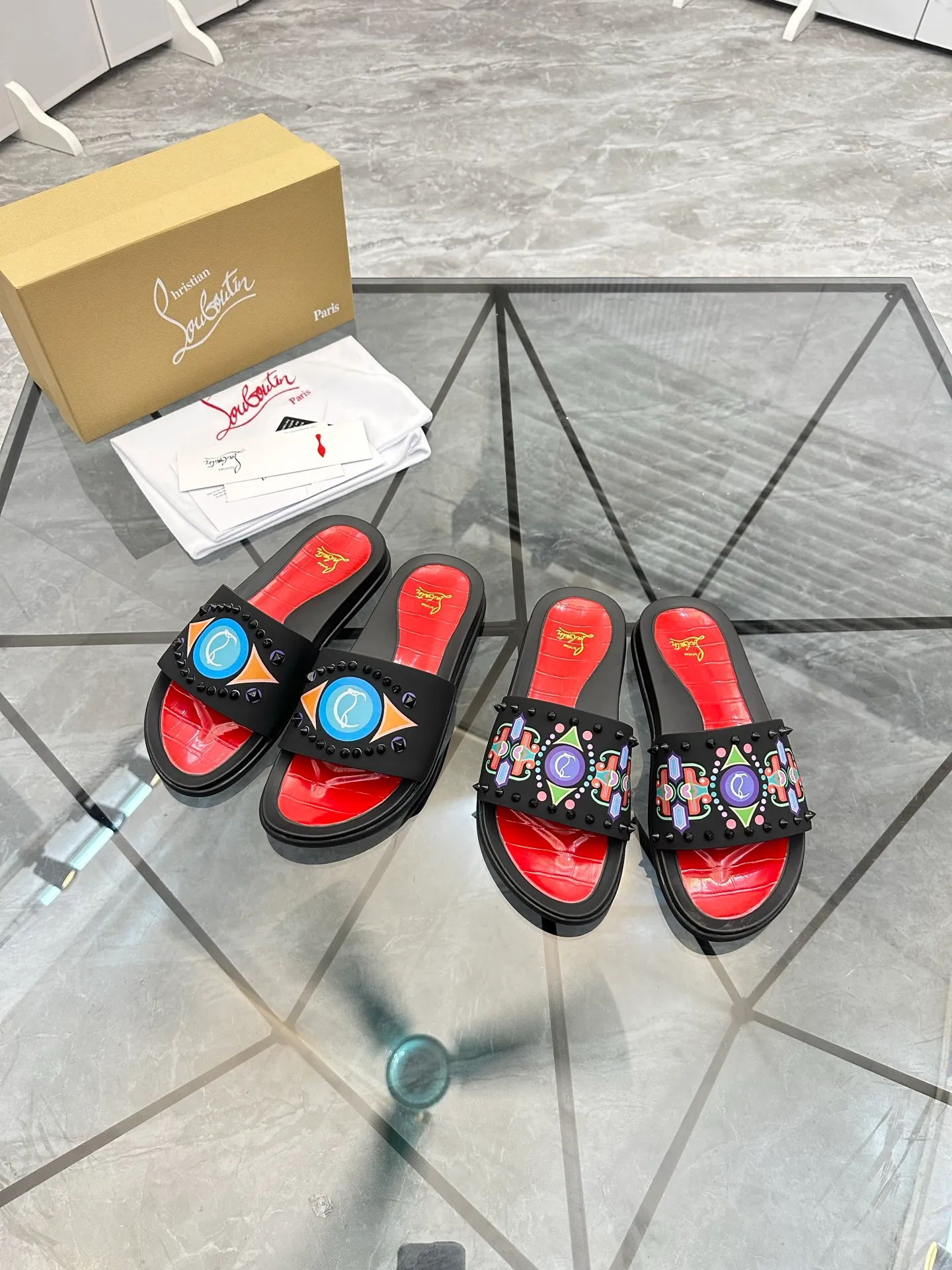 Men's shoes: 💰P340¥ Product trademark: CL red-soled shoes* "CL*" slippers Regular size: 38-44 (men's 45.46 can be customized) Product materials: imported cowhide upper, professional 5D craftsmanship, high-end rivets, sheepskin lining, original outsole. Number: 789